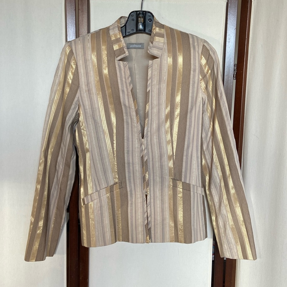 Great little jacket with tiny zipper!
